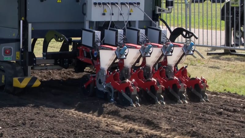 Robotický traktor nebo chytrý kurník. Technologie mění české zemědělství, vyřeší chybějící lidi