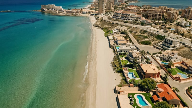 Hromadná otrava jídlem ve španělském hotelu: Potíže mělo sto lidí, v nemocnici skončily i děti