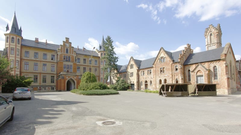 Obnova čelní fasády zámku v Bzenci je hotová. Hlavní budova má sloužit jako radnice