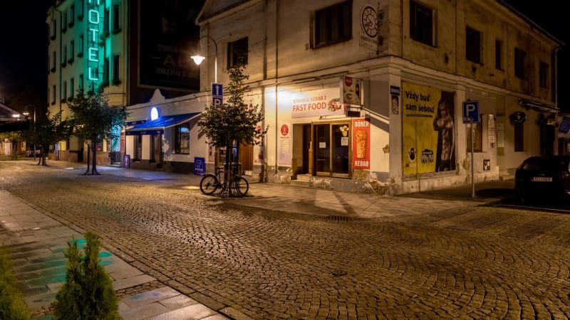 Drsná rvačka ve Stodolní ulici v Ostravě. Zranění utrpělo několik lidí, policie hledá svědky