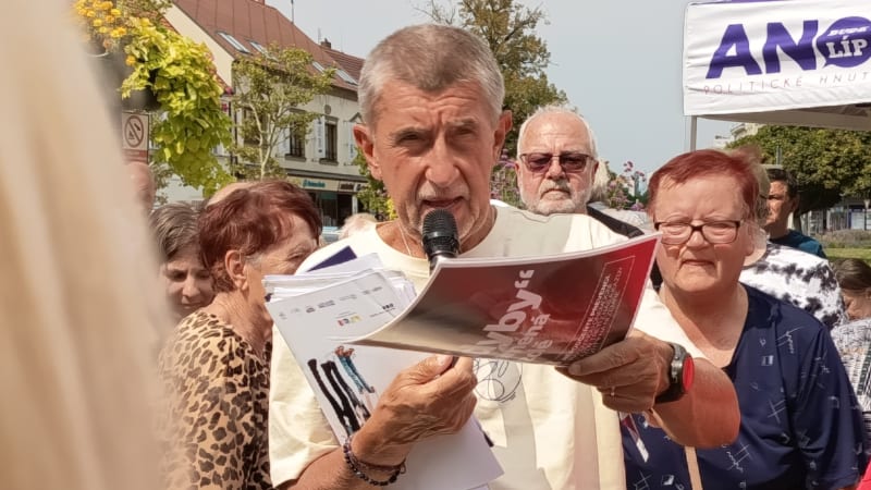 Babiše udeřil do hlavy holí muž na mítinku. Expremiér musel na vyšetření mozku