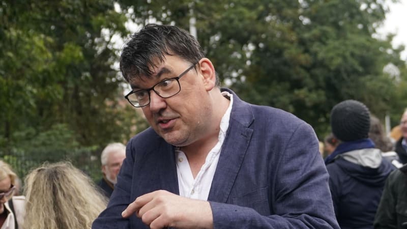 Známý seriálový tvůrce byl zatčen kvůli výrokům o trans lidech. Rowlingová mluví o totalitě