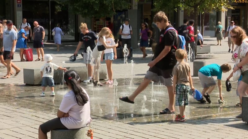 Česko čeká velmi teplý den, pak přijdou i bouřky. Mapa ukazuje, kde čekat třicítky
