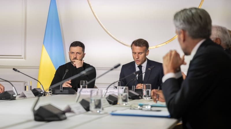 Koalice ochotných v Paříži: Ukrajině by mohla poskytnout letecké hlídky i pořádat válečné hry