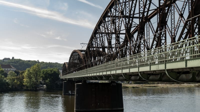 Dobrá zpráva pro Pražany. Lávka spojí oba břehy Vltavy během rekonstrukce mostu na Výtoni