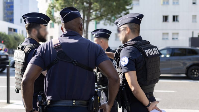 Děti ve francouzské školce ohrožoval muž s mačetou. Policie ho zastřelila