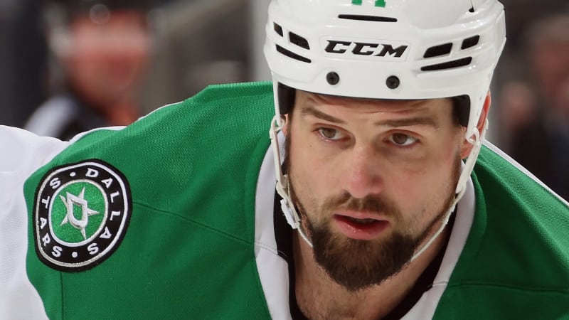 Kapitán hokejistů Dallasu si při zápase způsobil pneumotorax. Čeká ho operace