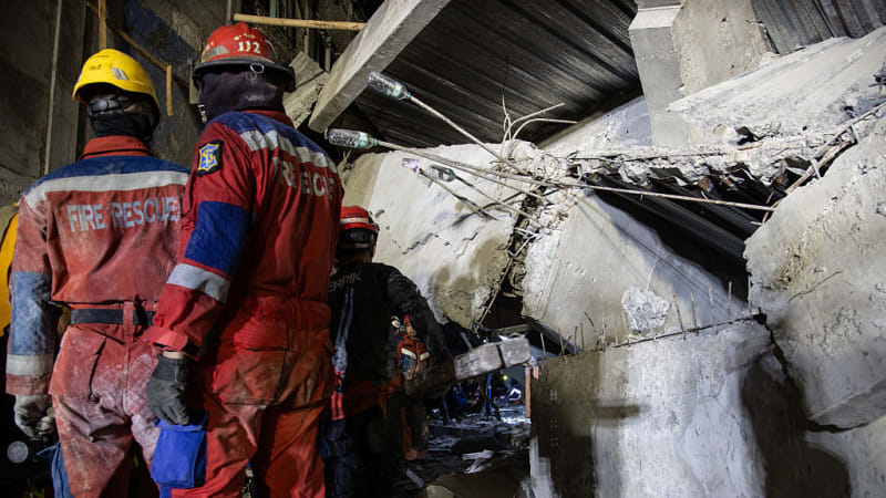 Zřítila se škola v Indonésii, sutiny pohřbily desítky lidí. Nejméně tři žáci zemřeli