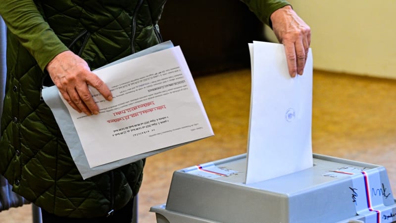 ON-LINE: Kroužkovací závod vrcholí. Experti popsali, u kterých stran ve volbách zamíchá nejvíc