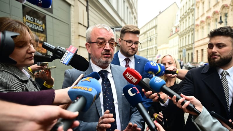 Největší sněmovní dinosauři: Kraluje Benda, následují dva straničtí přeběhlíci a dvojice žen