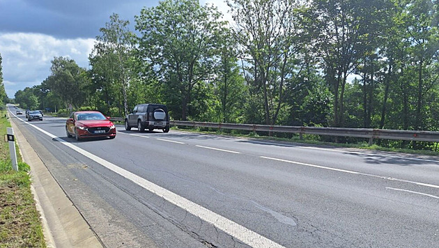 Kamiony ignorují objížďku opravované silnice u Krnova. Množí se kolize