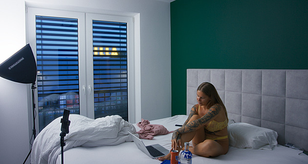 RECENZE: Jak ocenit prsa a hodnotit penis, naučí Virtuální přítelkyně