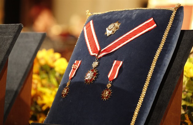 Jak vypadají nejvyšší státní vyznamenání. Jak se správně nosí, předvedl Václav Klaus