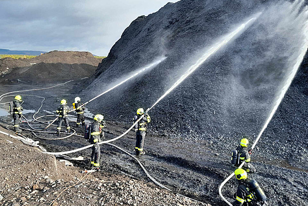 Na skládce u Litvínova opět hoří, hasiči vyhlásili třetí stupeň poplachu