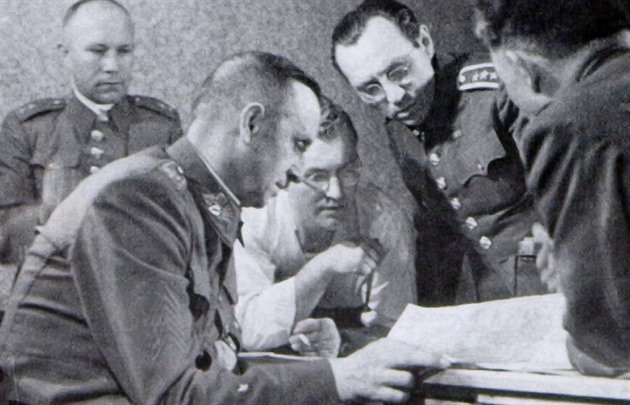 RECENZE: Němci měli tanky, Češi barikády a národní hrdinové smůlu