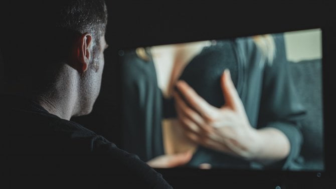 Jde věda a porno dohromady? Čeští vědci budou moci zkoumat neveřejná data pornowebů Xvides a XNXX