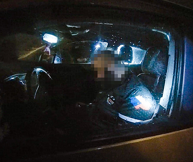 Opilý řidič narazil do domu a pak usnul za volantem, vzbudili ho strážníci