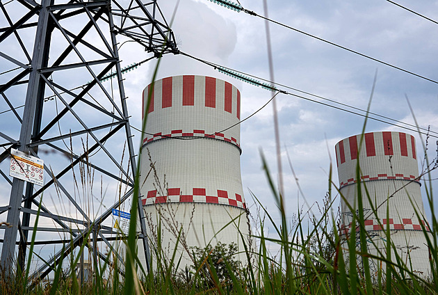 Ukrajinci zaútočili na jadernou elektrárnu, odpojily se tři bloky, tvrdí Rusko