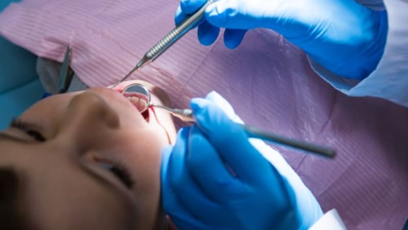 Tragédie na zubařském křesle: Dvouletá holčička zemřela v Rumunsku při běžném zákroku