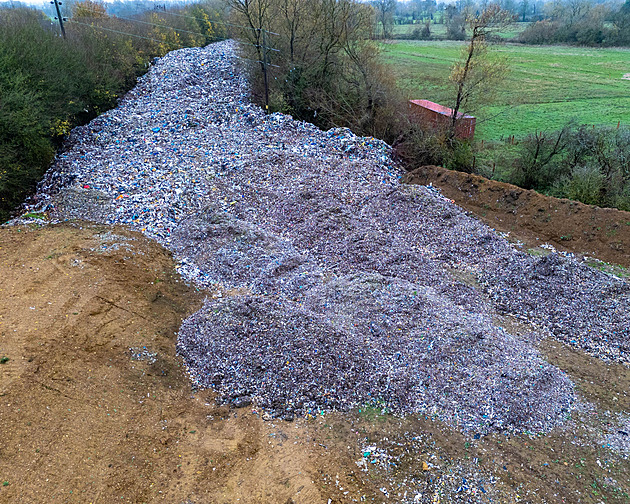 Hrozivá hora odpadu ohrožuje řeku v Británii, úřady si s ní nevědí rady