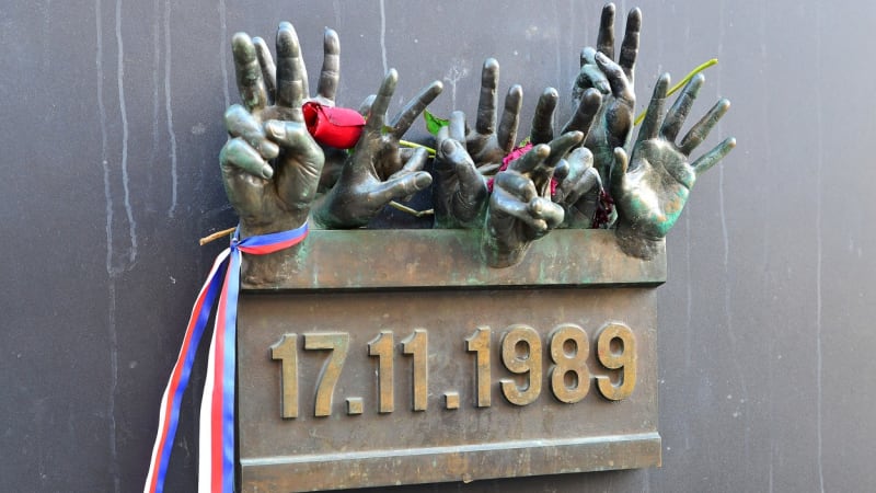 GLOSA: Můj 17. listopad 1989. V armádním maskáči a u sochy Stalina s Gottwaldem 