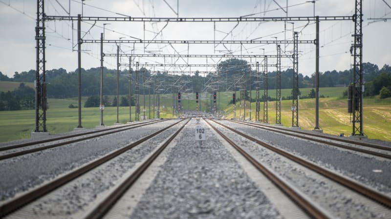 Sabotáž, nebral si servítky Tusk. Polskou železnici směrem na Ukrajinu poničil výbuch