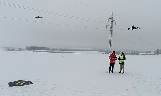 Místo pochůzek s dalekohledem drony. Kontrola elektrického vedení se zcela mění
