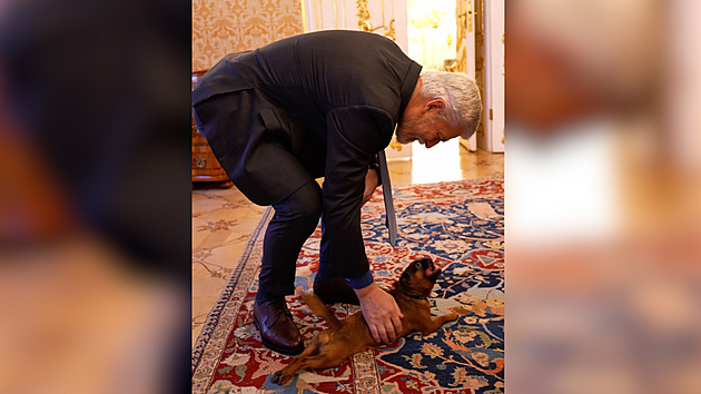 Matýsku, vždyť otvíráme až v sobotu. Pavel se psem zve návštěvníky na Hrad