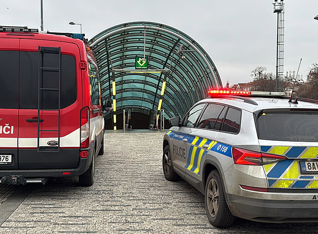 Na Hradčanské skočila žena pod soupravu metra, část linky A nejezdí