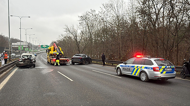 Jižní spojku k Černému Mostu blokovala nehoda tří aut, jezdilo se jedním pruhem