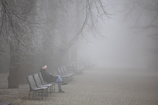 Zataženo, mlha a téměř bez slunce. Po nadprůměrných teplotách se ochladí