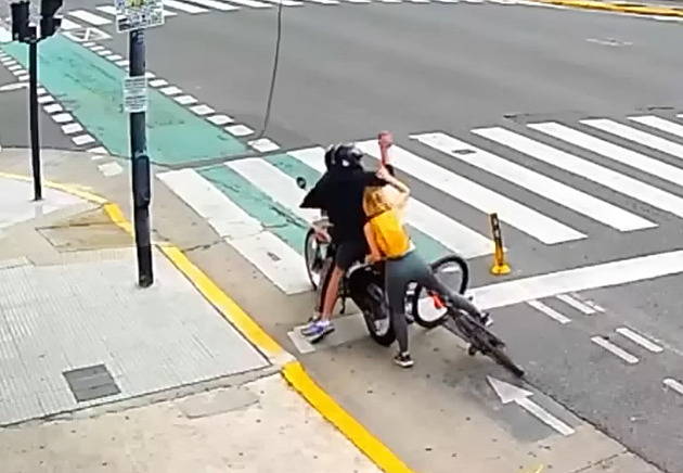 S tím zloději nepočítali. Okradená se na jednoho z nich zavěsila jako klíště