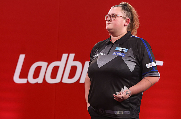 Žena mezi elitou? Kravina, reagují hvězdy. „Lady Littler“ vstřebává šipkařský humbuk