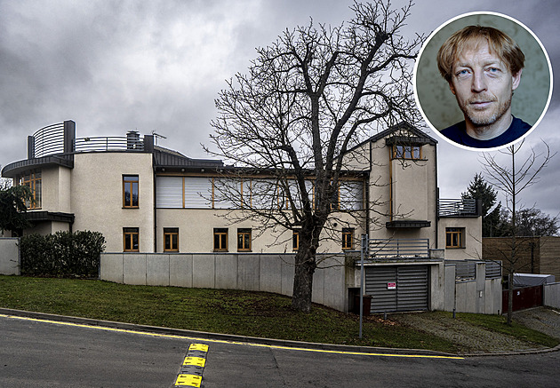 Koloděje proti miliardáři Janečkovi. Jeho škola přitáhne auta a ucpe ulice, bojí se