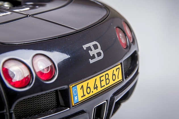 Nejlepšímu autu planety je dvacet let. Máme Bugatti Veyron podepsané Kabaněm