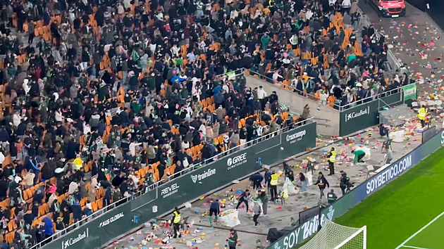 Dojemná vánoční tradice. Fanoušci naházeli na hřiště 15 tisíc plyšáků