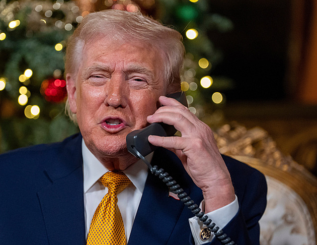 Veselé Vánoce, radikální levicová lůzo, přál Trump. Děti varoval před zlým Santou