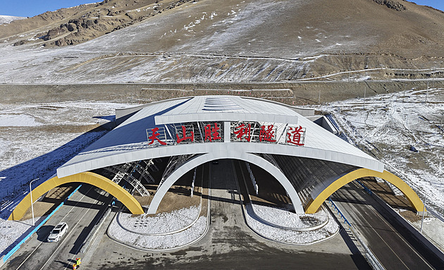 Čína otevřela nejdelší dálniční tunel na světě, protnul pohoří Ťan-šan