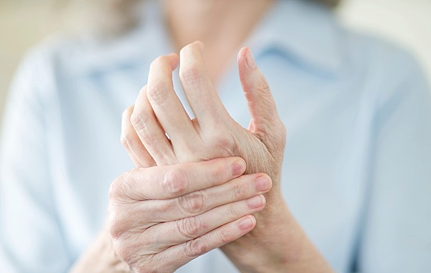 Brnění i slabost ruky? Nepodceňujte příznaky syndromu karpálního tunelu