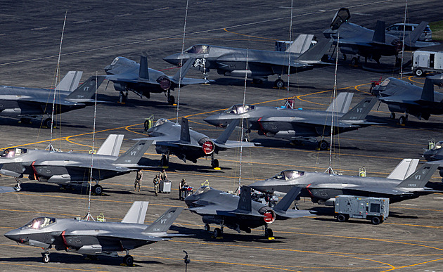 Američané bombardovali Venezuelu, šamani už věští Madurův pád