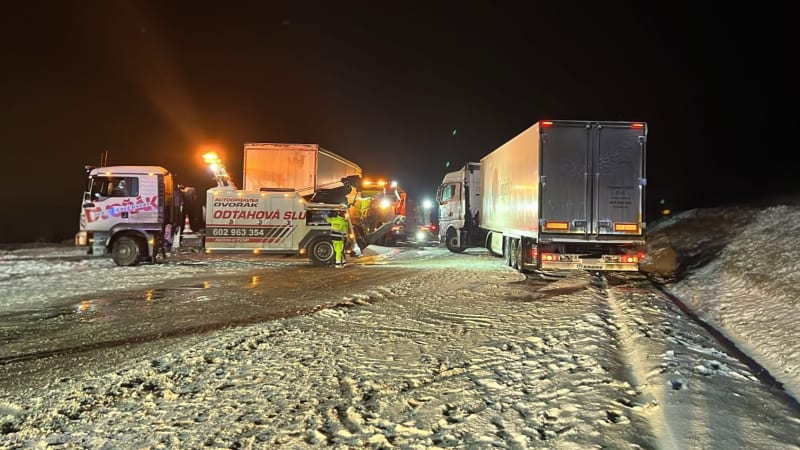 Komplikace na D1: Nehody dvou náklaďáků uzavřely dálnici, řidiči nezvládli těžké podmínky