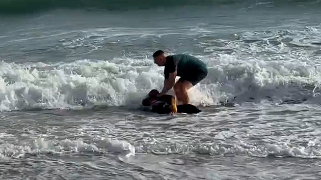 Děkuji Bohu za všechno, co dělá. Semenyo se na sítích pochlubil křtem v moři