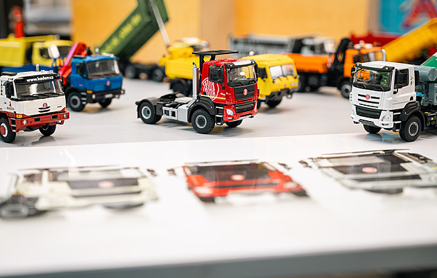 Roboti nám v práci moc nepomohou. Vítejte v továrně na tatrovky do kapsy