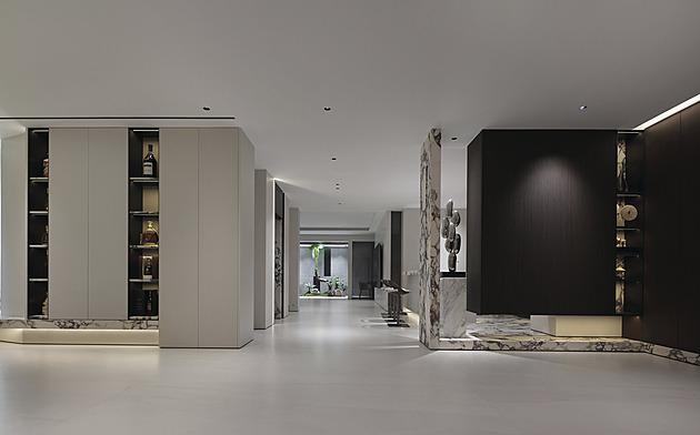 Čínská rezidence v italském stylu má 3 400 m2 a místo příček i akvária