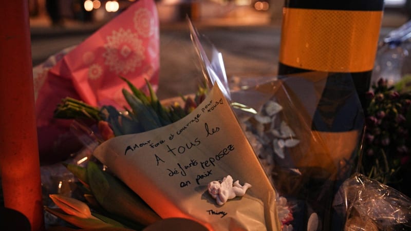 Prošli si peklem, teď slaví v ráji. Rodiny uhořelých v Crans-Montaně oplakávají blízké