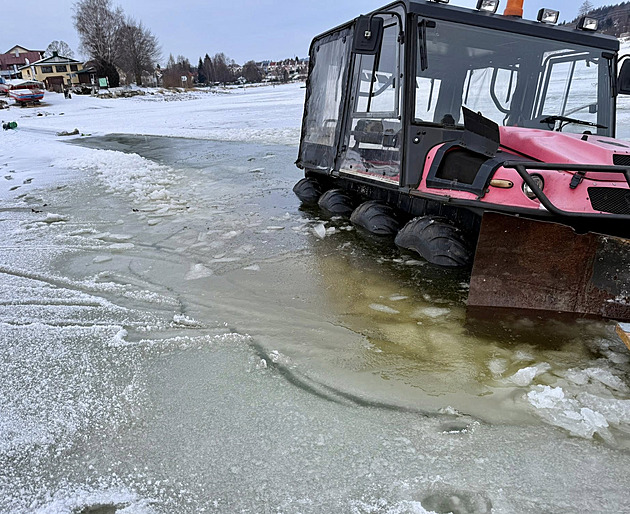 Osmikolka připravovala bruslařkou magistrálu na Lipně, skončila pod hladinou