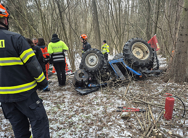 Těžké úrazy při práci v lese. Muž zavalený traktorem nepřežil, další přišel o část nohy