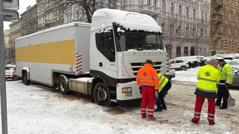 Sněhová pohroma v Praze. Kamiony blokují dopravu, tramvaje nejezdí, hromadně se bourá