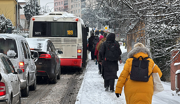 Kolabuje doprava v Praze. Zpožďuje se MHD, kamiony blokují výjezdy z města