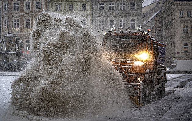 V Česku intenzivně sněží. Komplikace v dopravě, dálnice kvůli nehodám stojí